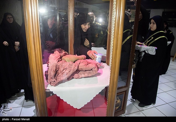 اهدای لباسهای شهیده ملینا اسدی به موزه دفاع مقدس-کرمانشاه