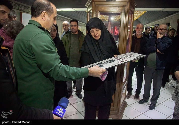 اهدای لباسهای شهیده ملینا اسدی به موزه دفاع مقدس-کرمانشاه