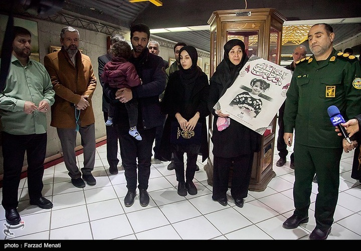 اهدای لباسهای شهیده ملینا اسدی به موزه دفاع مقدس-کرمانشاه