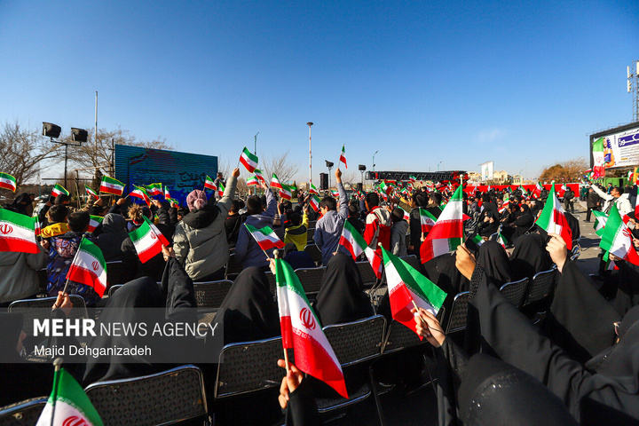 آئین اهتزاز پرچم مقدس جمهوری اسلامی ایران در یزد