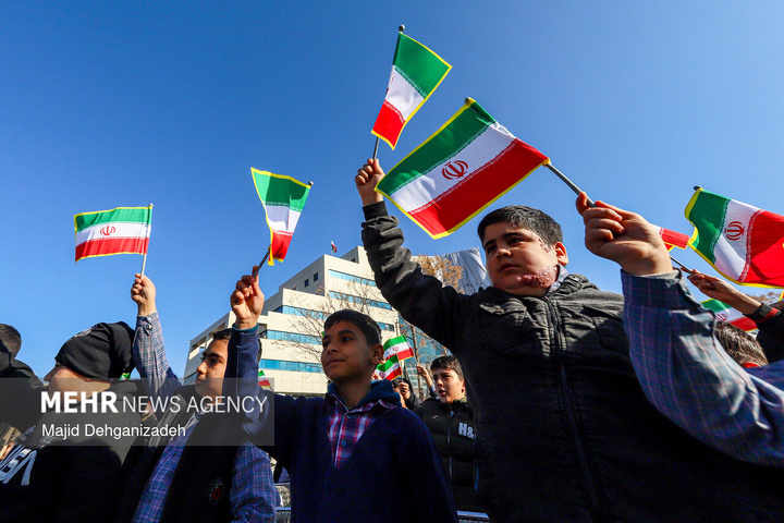 آئین اهتزاز پرچم مقدس جمهوری اسلامی ایران در یزد