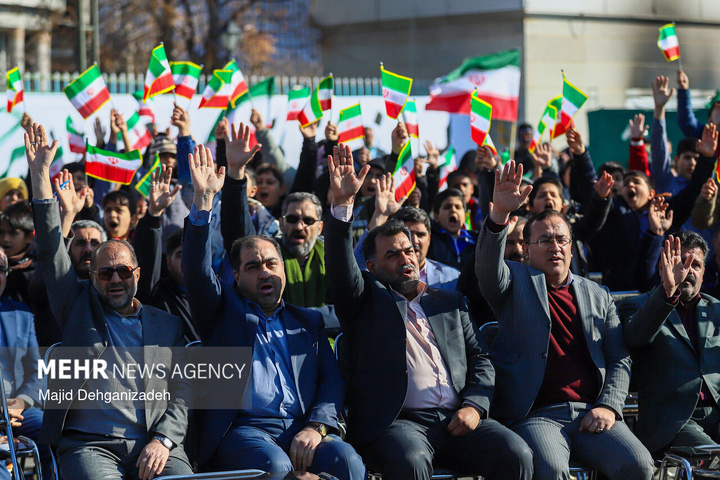 آئین اهتزاز پرچم مقدس جمهوری اسلامی ایران در یزد