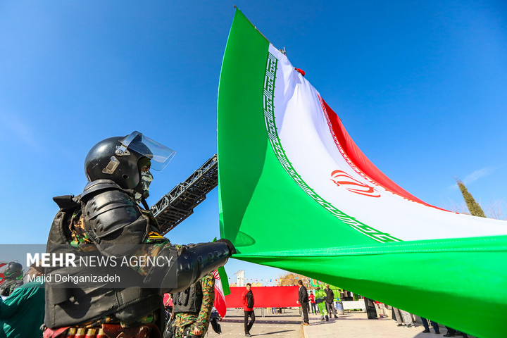آئین اهتزاز پرچم مقدس جمهوری اسلامی ایران در یزد