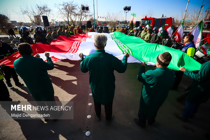 آئین اهتزاز پرچم مقدس جمهوری اسلامی ایران در یزد