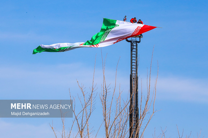 آئین اهتزاز پرچم مقدس جمهوری اسلامی ایران در یزد