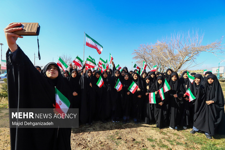آئین اهتزاز پرچم مقدس جمهوری اسلامی ایران در یزد