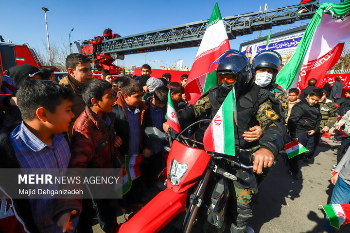 آئین اهتزاز پرچم مقدس جمهوری اسلامی ایران در یزد