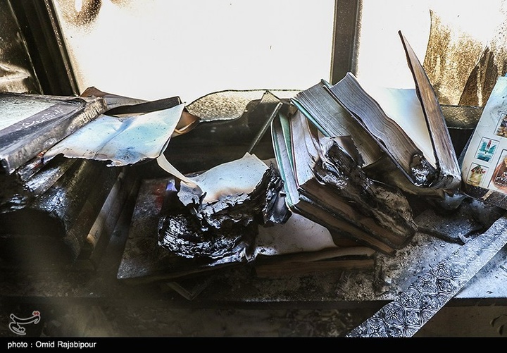 آثار حمله و آتش زدن حوزه علمیه رامسر توسط اغتشاشگران