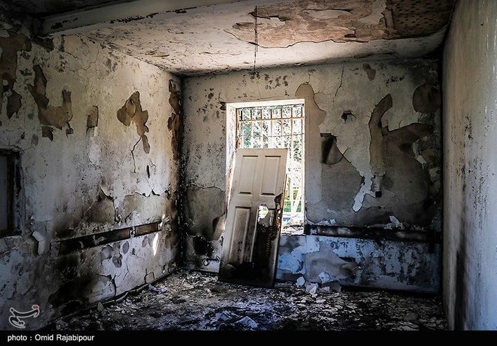 آثار حمله و آتش زدن حوزه علمیه رامسر توسط اغتشاشگران