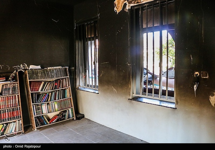 آثار حمله و آتش زدن حوزه علمیه رامسر توسط اغتشاشگران