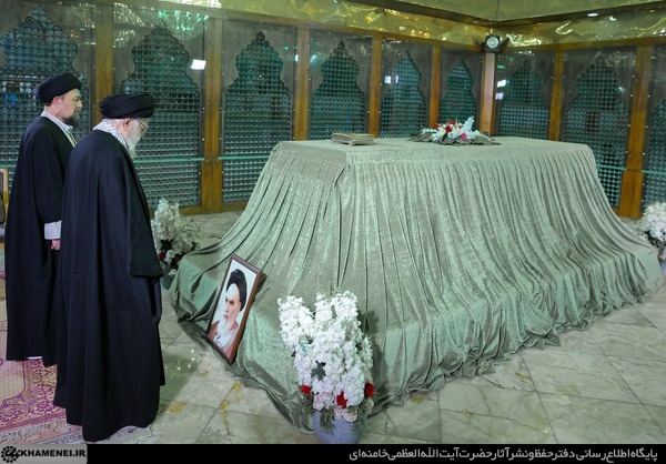 آغاز جشن‌های چهل‌وهفتمین سالگرد پیروزی انقلاب اسلامی با حضور حضرت آیت‌الله خامنه‌ای در حرم مطهر حضرت امام خمینی رحمه‌الله