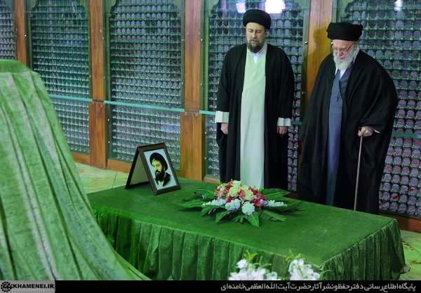 آغاز جشن‌های چهل‌وهفتمین سالگرد پیروزی انقلاب اسلامی با حضور حضرت آیت‌الله خامنه‌ای در حرم مطهر حضرت امام خمینی رحمه‌الله