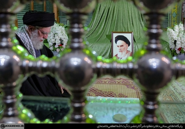 آغاز جشن‌های چهل‌وهفتمین سالگرد پیروزی انقلاب اسلامی با حضور حضرت آیت‌الله خامنه‌ای در حرم مطهر حضرت امام خمینی رحمه‌الله