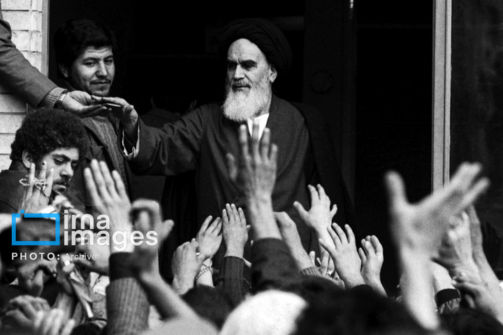 ۱۴ بهمن ۱۳۵۷؛ دیدار مردم با امام در مدرسه علوی