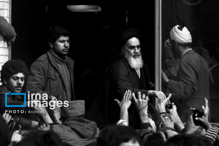 ۱۴ بهمن ۱۳۵۷؛ دیدار مردم با امام در مدرسه علوی