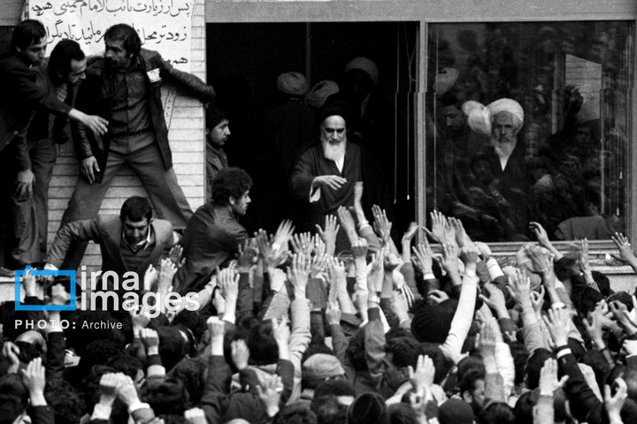۱۴ بهمن ۱۳۵۷؛ دیدار مردم با امام در مدرسه علوی