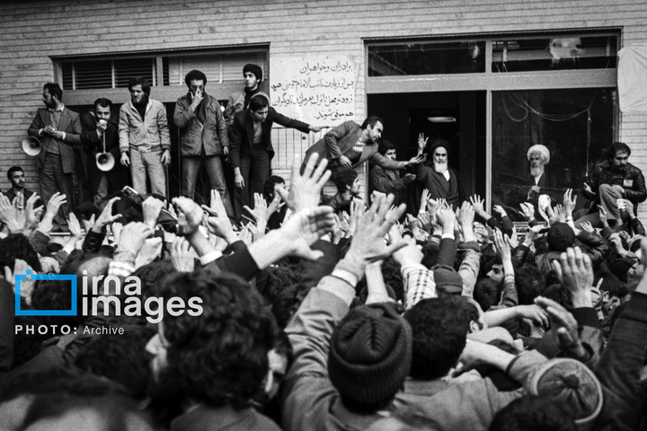 ۱۴ بهمن ۱۳۵۷؛ دیدار مردم با امام در مدرسه علوی