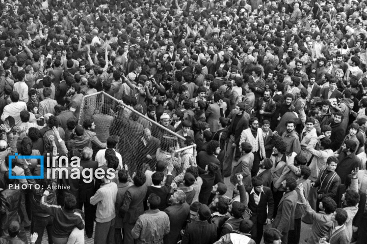۱۴ بهمن ۱۳۵۷؛ دیدار مردم با امام در مدرسه علوی