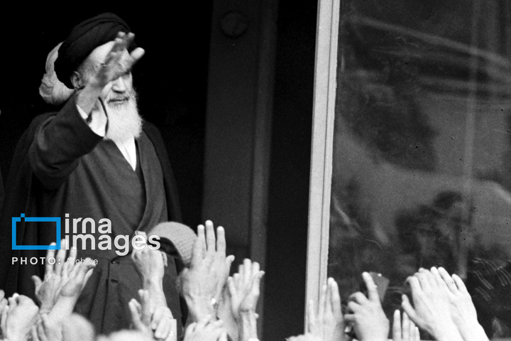 ۱۴ بهمن ۱۳۵۷؛ دیدار مردم با امام در مدرسه علوی