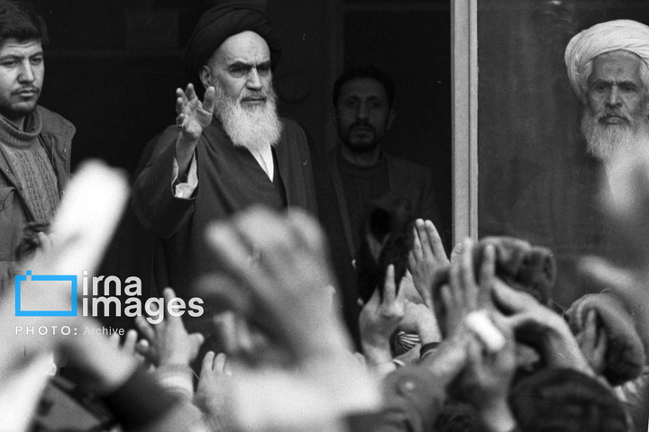 ۱۴ بهمن ۱۳۵۷؛ دیدار مردم با امام در مدرسه علوی