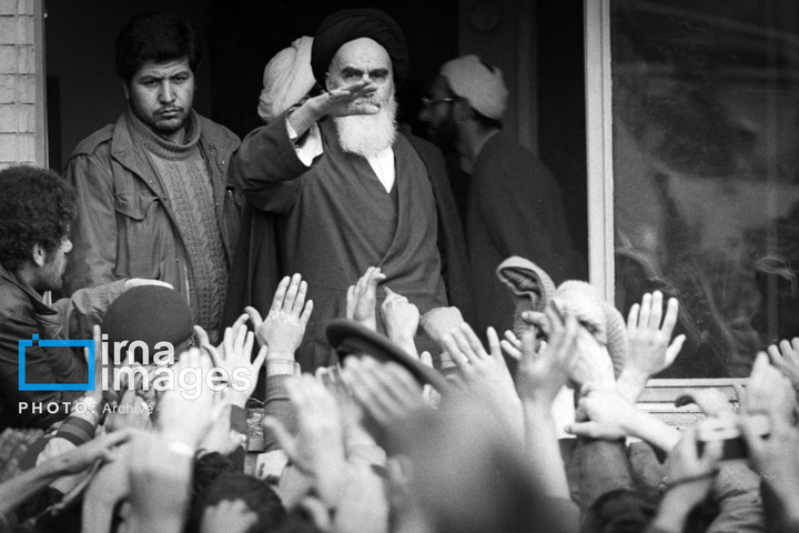 ۱۴ بهمن ۱۳۵۷؛ دیدار مردم با امام در مدرسه علوی