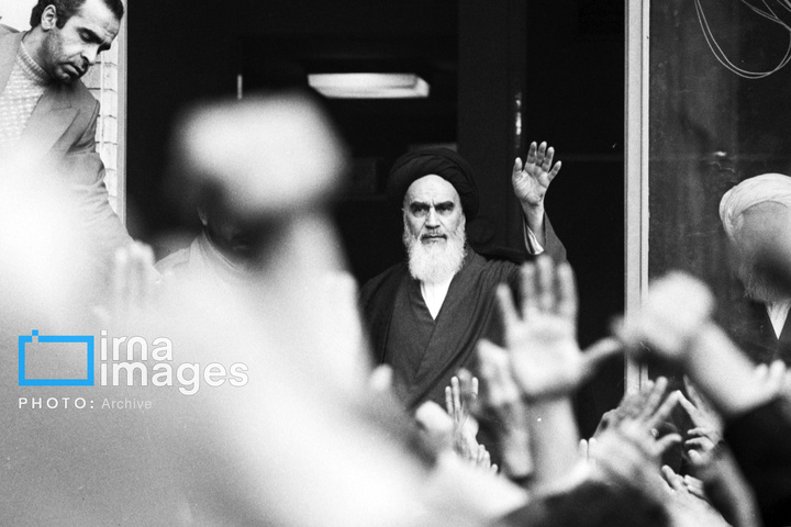 ۱۴ بهمن ۱۳۵۷؛ دیدار مردم با امام در مدرسه علوی