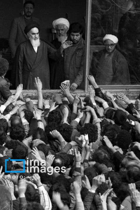 ۱۴ بهمن ۱۳۵۷؛ دیدار مردم با امام در مدرسه علوی