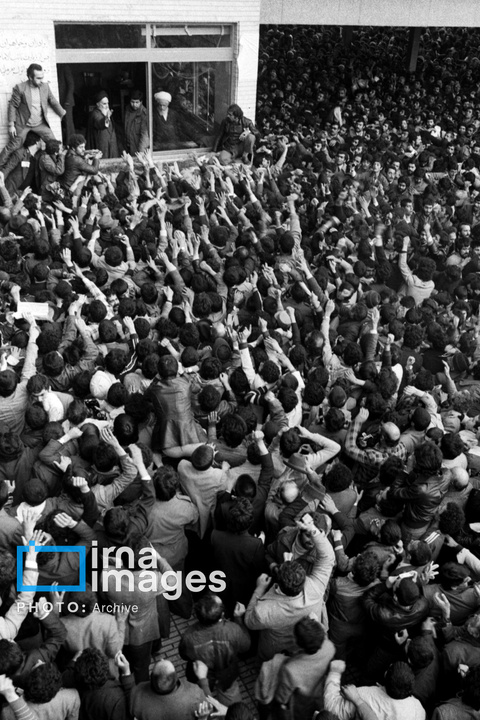 ۱۴ بهمن ۱۳۵۷؛ دیدار مردم با امام در مدرسه علوی