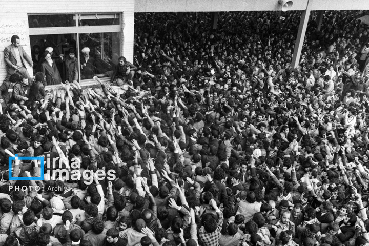 ۱۴ بهمن ۱۳۵۷؛ دیدار مردم با امام در مدرسه علوی