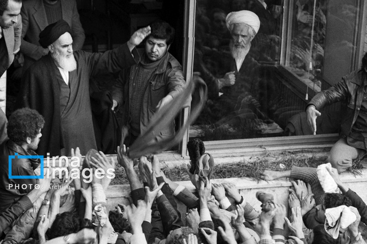 ۱۴ بهمن ۱۳۵۷؛ دیدار مردم با امام در مدرسه علوی