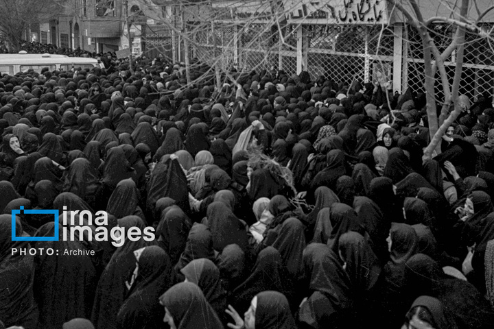 ۶ بهمن ۱۳۵۷؛ معارفه مهدی بازرگان به عنوان نخست وزیر