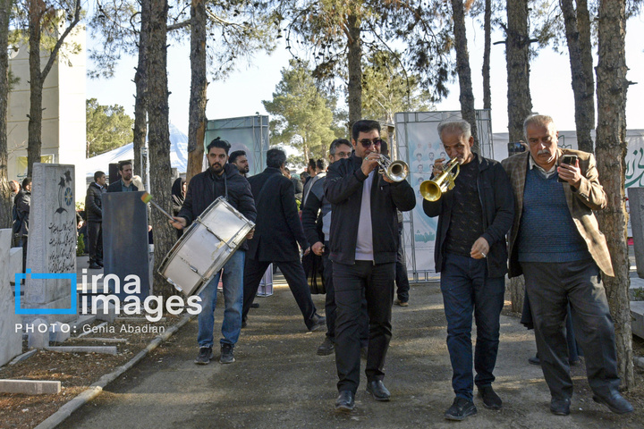 عطرافشانی و گلباران مزار شهدای ادیان توحیدی