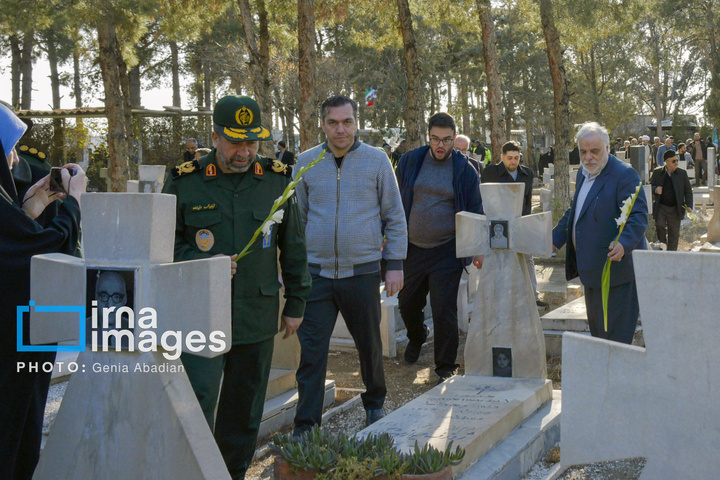 عطرافشانی و گلباران مزار شهدای ادیان توحیدی