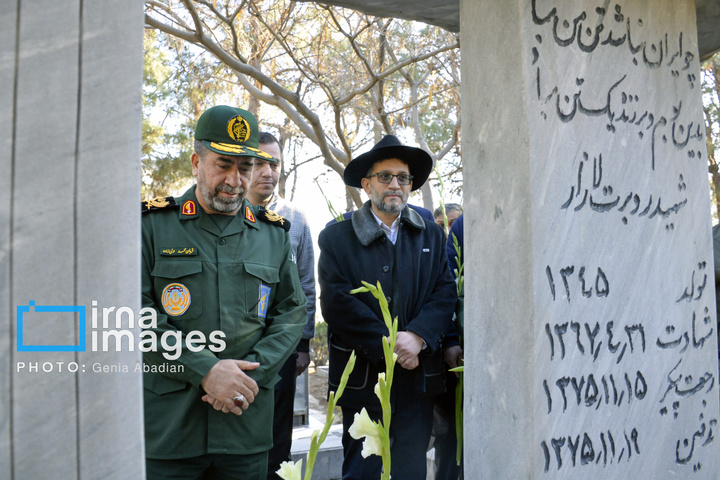 عطرافشانی و گلباران مزار شهدای ادیان توحیدی