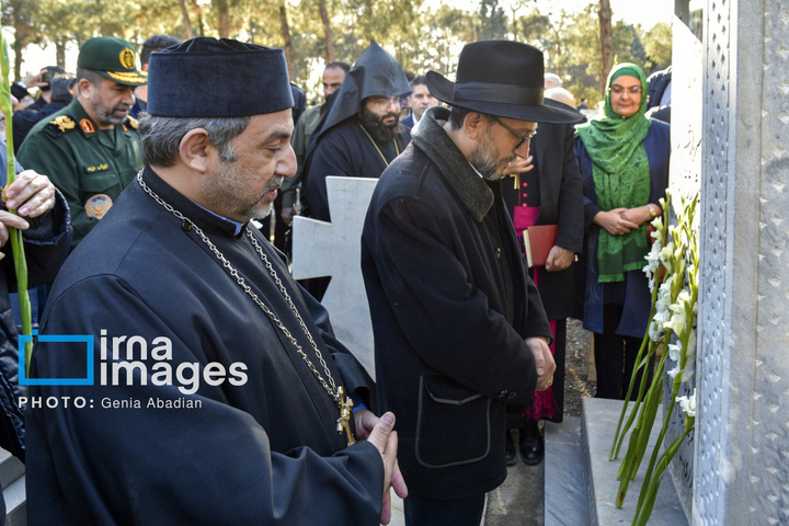 عطرافشانی و گلباران مزار شهدای ادیان توحیدی