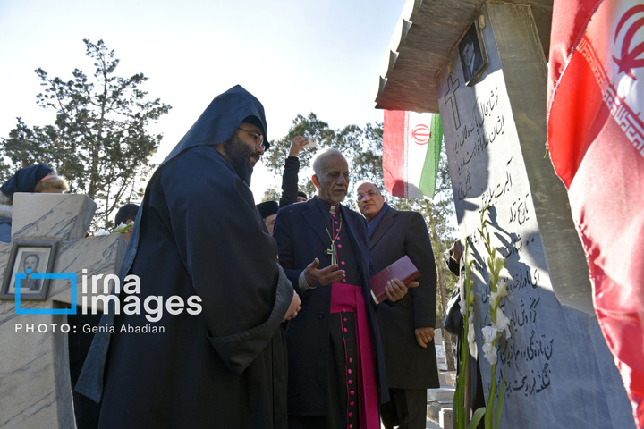 عطرافشانی و گلباران مزار شهدای ادیان توحیدی