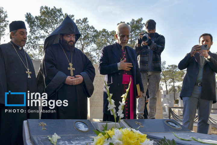 عطرافشانی و گلباران مزار شهدای ادیان توحیدی