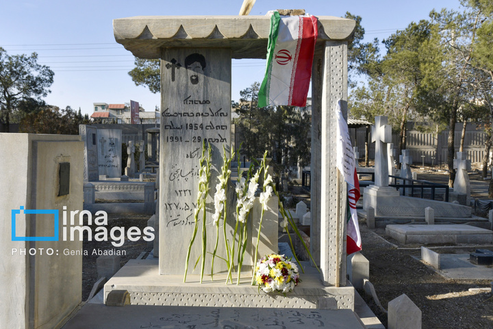 عطرافشانی و گلباران مزار شهدای ادیان توحیدی