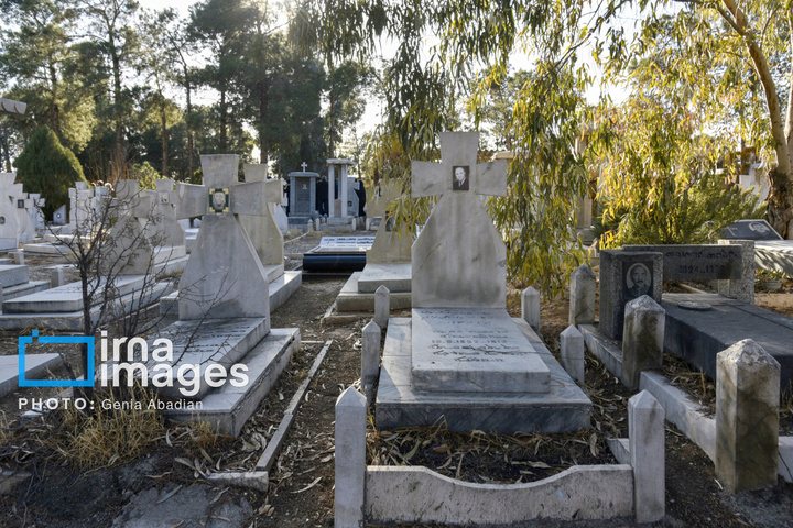 عطرافشانی و گلباران مزار شهدای ادیان توحیدی