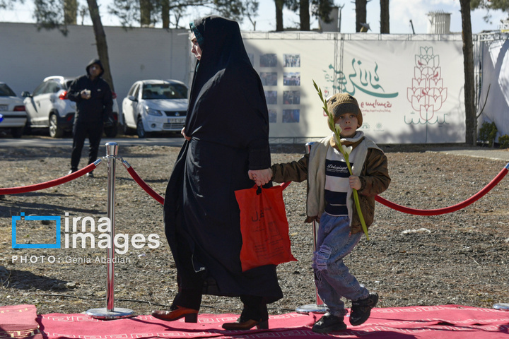 عطرافشانی و گلباران مزار شهدای ادیان توحیدی