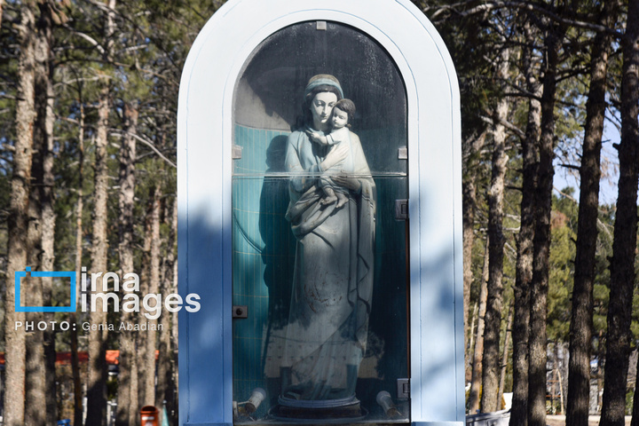 عطرافشانی و گلباران مزار شهدای ادیان توحیدی