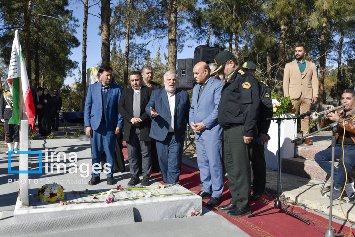 عطرافشانی و گلباران مزار شهدای ادیان توحیدی