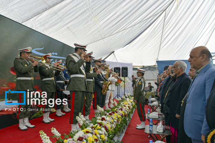 عطرافشانی و گلباران مزار شهدای ادیان توحیدی