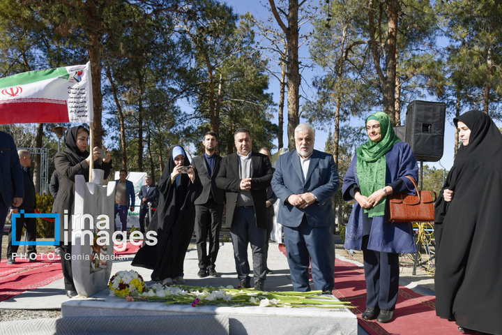 عطرافشانی و گلباران مزار شهدای ادیان توحیدی