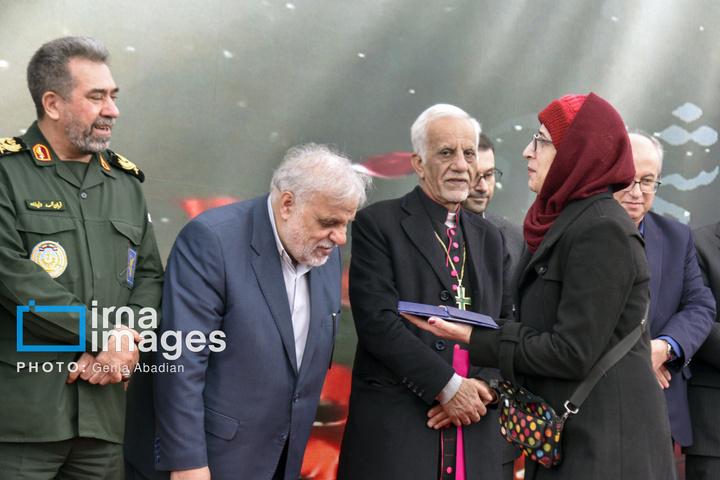 عطرافشانی و گلباران مزار شهدای ادیان توحیدی