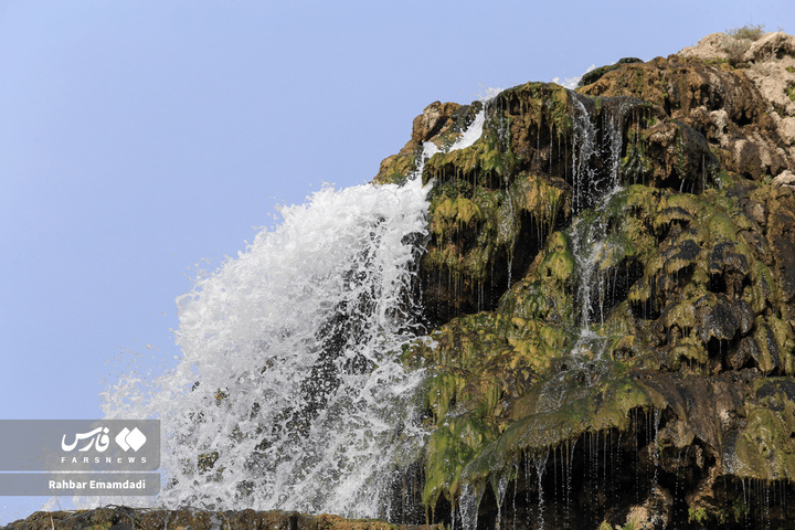 هوای بهاری آبشار تزرج هرمزگان در دل زمستان