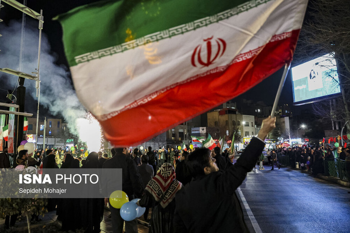 نور افشانی در شب سالگرد پیروزی انقلاب اسلامی - مشهد