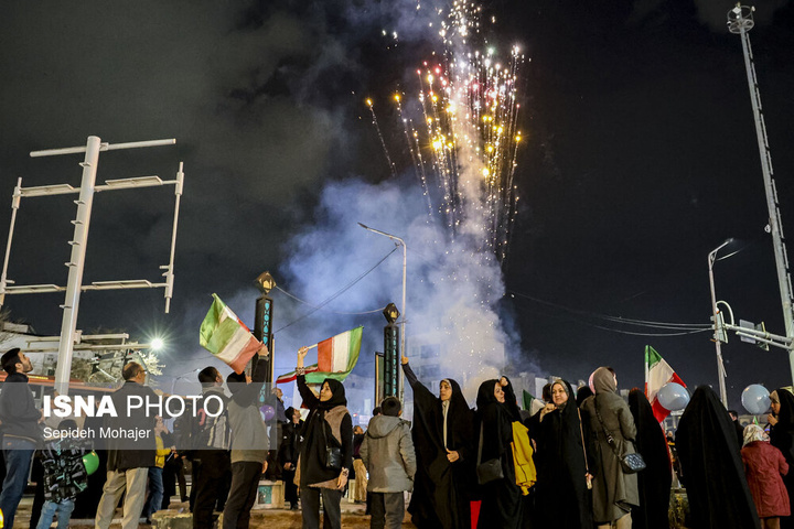 نور افشانی در شب سالگرد پیروزی انقلاب اسلامی - مشهد