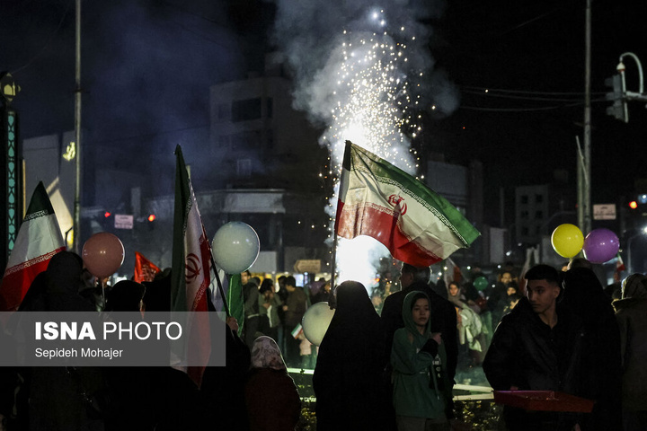 نور افشانی در شب سالگرد پیروزی انقلاب اسلامی - مشهد