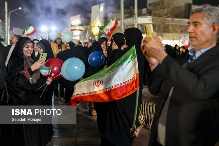 نور افشانی در شب سالگرد پیروزی انقلاب اسلامی - مشهد